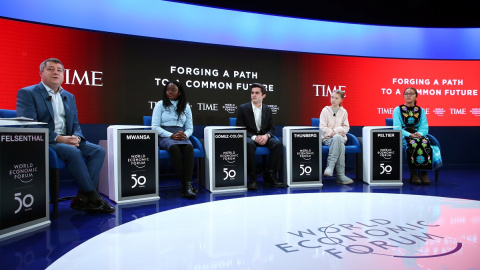21/01/2020- Los activistas  Natasha Mwansa, Salvador Gómez-Colón, Greta Thunberg y Autumn Peltier en Davos. / EFE - DENIS BALIBOUSE