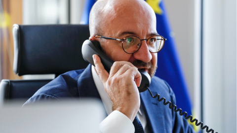 2/5/22 El expresidente belga y presidente del Consejo Europeo, Charles Michel, hablando por teléfono 2/5/22 El expresidente belga y presidente del Consejo Europeo, Charles Michel, hablando por teléfono