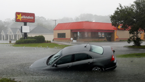 Un coche sumergido por las lluvias torrenciales provocadas por Florence. | REUTERS/Jonathan Drake