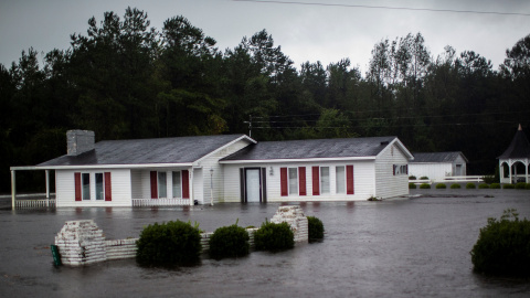 Una casa totalmente anegada por las inundaciones en la ciudad de Wallace | REUTERS/Eduardo Munoz