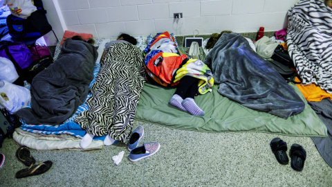 Varias personas descansan en un refugio de la Cruz Roja antes de que el huracán Florence llegara al pueblo de Grantsboro, en Carolina del Norte -  REUTERS/Eduardo Munoz