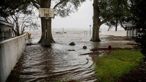 'Florence' registró  vientos máximos de 150 kilómetros por hora mientras avanzaba sobre el Océano Atlántico - REUTERS/Eduardo Munoz