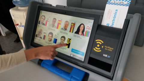 Una prueba de funcionamiento del voto electrónico.- EFE Una prueba de funcionamiento del voto electrónico.- EFE