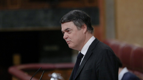 El diputado del PP, Carlos Rojas, interviene desde la tribuna en el Congreso, durante el debate sobre la reforma del Reglamento del Congreso sobre la forma en que se ha de prestar el juramento o promesa de acatamiento a la Constitución, en una sesión pl El diputado del PP, Carlos Rojas, interviene desde la tribuna en el Congreso, durante el debate sobre la reforma del Reglamento del Congreso sobre la forma en que se ha de prestar el juramento o promesa de acatamiento a la Constitución, en una sesión pl