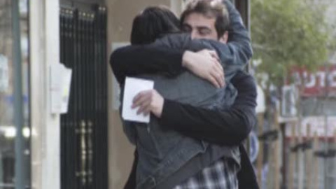 Casillas e Iniesta piden autógrafos a pie de calle Casillas e Iniesta piden autógrafos a pie de calle