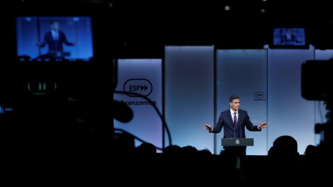 El presidente del Gobierno, Pedro Sánchez, durante su intervención en el acto con motivo de los cien días de gestión del Ejecutivo, en el que ha anunciado la eliminación de los aforamientos a los políticos. EFE/Emilio Naranjo El presidente del Gobierno, Pedro Sánchez, durante su intervención en el acto con motivo de los cien días de gestión del Ejecutivo, en el que ha anunciado la eliminación de los aforamientos a los políticos. EFE/Emilio Naranjo