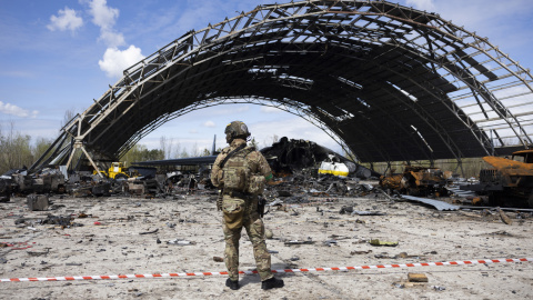 Un hangar del parque aéreo Antonov en el aeródromo de Hostomel, que fue destruido en la invasión de Ucrania por las tropas rusas, Kiev, Ucrania, 27 de abril de 2022. (Rusia, Suiza, Ucrania) Un hangar del parque aéreo Antonov en el aeródromo de Hostomel, que fue destruido en la invasión de Ucrania por las tropas rusas, Kiev, Ucrania, 27 de abril de 2022. (Rusia, Suiza, Ucrania)