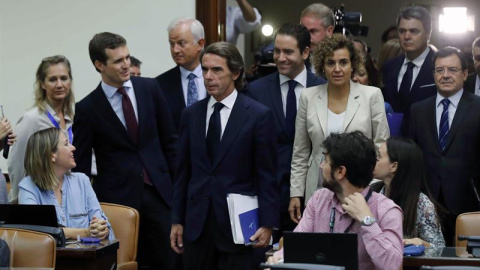 El expresidente del Gobierno José María Aznar,c, acompañado por el presidente del PP, Pablo Casado, iz, y la portavoz del Grupo Parlamentario Popular, Dolors Montserrat,d., entre otros, poco antes de su comparecencia ante la comisión de investigación El expresidente del Gobierno José María Aznar,c, acompañado por el presidente del PP, Pablo Casado, iz, y la portavoz del Grupo Parlamentario Popular, Dolors Montserrat,d., entre otros, poco antes de su comparecencia ante la comisión de investigación