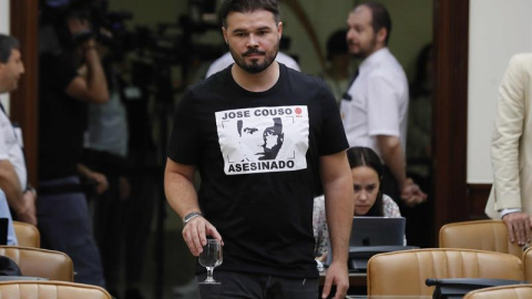 18/09/2018.- El diputado de ERC ,Gabriel Rufián, en el Congreso a la espera de su turno de preguntas para interrogar al expresidente del Gobierno José María Aznar. Aznar ha regresado hoy al Congreso, catorce años después de abandonar el Ejecutivo, pa 18/09/2018.- El diputado de ERC ,Gabriel Rufián, en el Congreso a la espera de su turno de preguntas para interrogar al expresidente del Gobierno José María Aznar. Aznar ha regresado hoy al Congreso, catorce años después de abandonar el Ejecutivo, pa