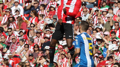 El delantero del Athletic Club, Iñaki Williams, salta por el balón ante el defensa del Espanyol, Víctor Álvarez, durante el partido correspondiente a la undécima jornada de Liga que los dos equipos disputan en el estadio San Mames. EFE/Luis Tejido El delantero del Athletic Club, Iñaki Williams, salta por el balón ante el defensa del Espanyol, Víctor Álvarez, durante el partido correspondiente a la undécima jornada de Liga que los dos equipos disputan en el estadio San Mames. EFE/Luis Tejido