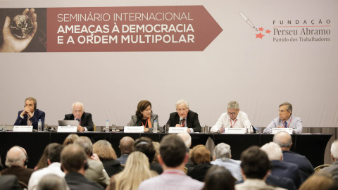 José Luis Rodríguez Zapatero, Luis Carlos Bresser, Miriam Belchior, Noam Chomsky, Carlos Ominamo y Cuauhtémoc Cárdenas en el acto final el día 14 en Brasil. FOTO: Sergio Silva José Luis Rodríguez Zapatero, Luis Carlos Bresser, Miriam Belchior, Noam Chomsky, Carlos Ominamo y Cuauhtémoc Cárdenas en el acto final el día 14 en Brasil. FOTO: Sergio Silva