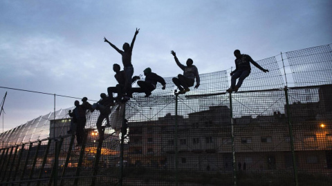 Inmigrantes intentan saltar la valla de Melilla. Archivo REUTERS Inmigrantes intentan saltar la valla de Melilla. Archivo REUTERS