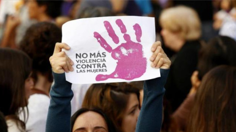 Una mujer sostiene un cartel contra la violencia machista en una manifestación / EFE Una mujer sostiene un cartel contra la violencia machista en una manifestación / EFE