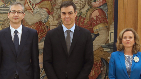 El presidente del Gobierno, Pedró Pérez, con el nuevo gobernador del Banco de España, Pablo Hernández de Cos (nombrado por Mariano Rajoy), y la ministra de Economía, Nadia Calviño, en el Palacio de la Zarzuela, el dia de la promesa de cargo del regu El presidente del Gobierno, Pedró Pérez, con el nuevo gobernador del Banco de España, Pablo Hernández de Cos (nombrado por Mariano Rajoy), y la ministra de Economía, Nadia Calviño, en el Palacio de la Zarzuela, el dia de la promesa de cargo del regu