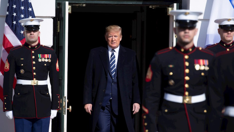 El presidente de EEUU; Donald Trump, en el Pórtico Sur de la Casa Blanca, para recibir al primer ministro israelí Benjamin Netanyahu. EFE/EPA/MICHAEL REYNOLDS El presidente de EEUU; Donald Trump, en el Pórtico Sur de la Casa Blanca, para recibir al primer ministro israelí Benjamin Netanyahu. EFE/EPA/MICHAEL REYNOLDS