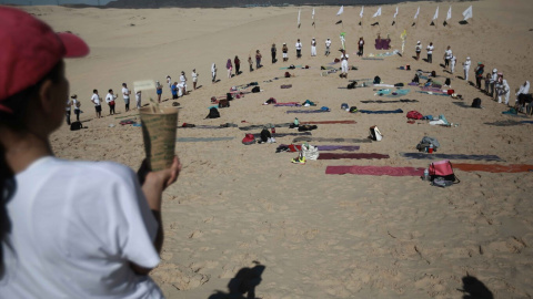30/05/2022 - Personas participan en una clase de yoga en los Campos de Dunas de Samalayuca, en el norte del estado mexicano de Chihuahua en Ciudad Juárez, (México) el 3 de julio de 2021. 30/05/2022 - Personas participan en una clase de yoga en los Campos de Dunas de Samalayuca, en el norte del estado mexicano de Chihuahua en Ciudad Juárez, (México) el 3 de julio de 2021.