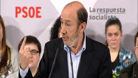 Rubalcaba: "Es la derecha, no la crisis, la que impone la subida de impuestos" Rubalcaba: "Es la derecha, no la crisis, la que impone la subida de impuestos"