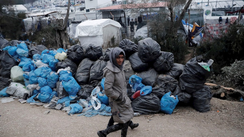 21/01/2020 - Una migrante en el campo de refugiados de Moria (Lesbos). / EFE 21/01/2020 - Una migrante en el campo de refugiados de Moria (Lesbos). / EFE