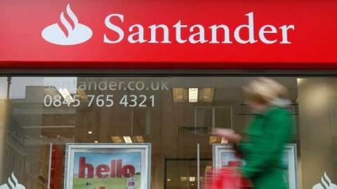 Una sucursal del Banco Santander en el Reino Unido. REUTERS Una sucursal del Banco Santander en el Reino Unido. REUTERS