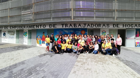 Trabajadoras del hogar frente a la sede del centro. / SEDOAC Trabajadoras del hogar frente a la sede del centro. / SEDOAC