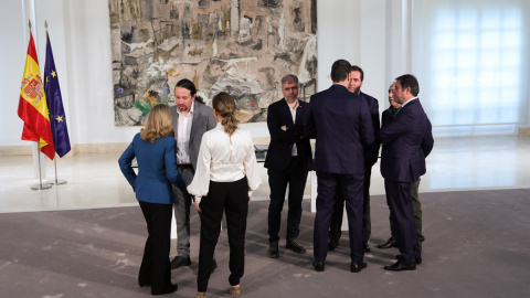 Los asistentes a la firma del acuerdo de subida del Salario Mínimo Interprofesional (SMI), momentos después del acto, en La Moncloa. E.P./Jesús Hellín Los asistentes a la firma del acuerdo de subida del Salario Mínimo Interprofesional (SMI), momentos después del acto, en La Moncloa. E.P./Jesús Hellín