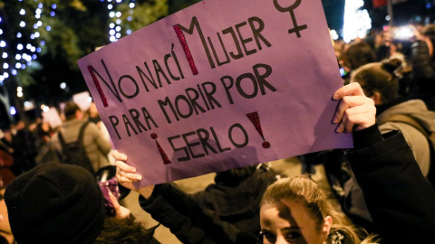 Una mujer ssotiene una pancarta en la que se lee 'No nací mujer para morir por serlo', en la manifestación en Madrid con motivo del Día Internacional para la Eliminación de la Violencia contra las Mujeres, en Madrid a 25 de noviembre de 2019. Una mujer ssotiene una pancarta en la que se lee 'No nací mujer para morir por serlo', en la manifestación en Madrid con motivo del Día Internacional para la Eliminación de la Violencia contra las Mujeres, en Madrid a 25 de noviembre de 2019.