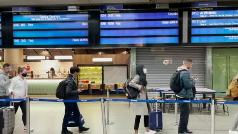 Miles de británicos se quedan sin vacaciones por el caos en los aeropuertos Miles de británicos se quedan sin vacaciones por el caos en los aeropuertos