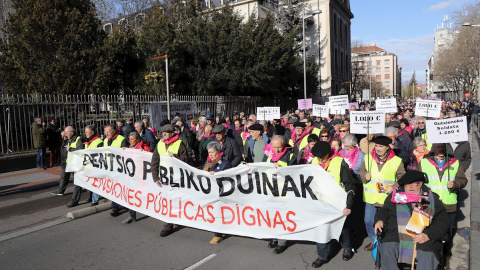 Miles de personas participan en una manifestación en Vitoria durante la huelga general convocada este jueves en Euskadi y Navarra por los sindicatos integrados en la Carta Social de Euskal Herria para reivindicar empleos estables y una pensión mínima d Miles de personas participan en una manifestación en Vitoria durante la huelga general convocada este jueves en Euskadi y Navarra por los sindicatos integrados en la Carta Social de Euskal Herria para reivindicar empleos estables y una pensión mínima d