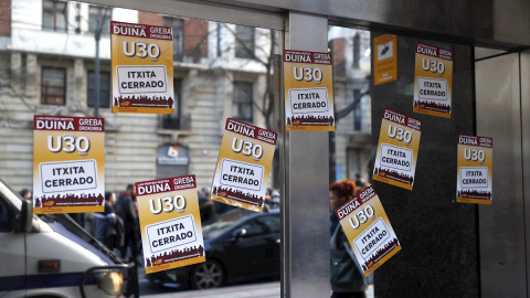Carteles en un comercio este jueves en Bilbao, donde los sindicatos convocantes de la huelga general en Euskadi y Navarra, liderados pro ELA y LAB, han destacado el "amplio seguimiento" que, según sus datos, está teniendo el paro en las primeras horas d Carteles en un comercio este jueves en Bilbao, donde los sindicatos convocantes de la huelga general en Euskadi y Navarra, liderados pro ELA y LAB, han destacado el "amplio seguimiento" que, según sus datos, está teniendo el paro en las primeras horas d