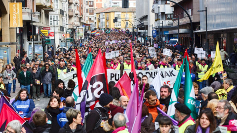 Miles de personas participan en una manifestación en Vitoria durante la huelga general convocada este jueves en Euskadi y Navarra | EFE Miles de personas participan en una manifestación en Vitoria durante la huelga general convocada este jueves en Euskadi y Navarra | EFE