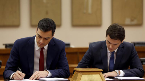 Sánchez y Rivera firman el pacto. / CHEMA MOYA (EFE) Sánchez y Rivera firman el pacto. / CHEMA MOYA (EFE)