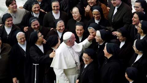 El papa Francisco rodeado de monjas en la habitual audiencia general de los miércoles en el Vaticano.. REUTERS/Remo Casilli El papa Francisco rodeado de monjas en la habitual audiencia general de los miércoles en el Vaticano.. REUTERS/Remo Casilli