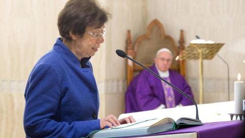 Imagen de archivo de la italiana Francesca Di Giovanni, en un acto en el vaticano con el papa Francisco en diciembre de 2013. REUTERS Imagen de archivo de la italiana Francesca Di Giovanni, en un acto en el vaticano con el papa Francisco en diciembre de 2013. REUTERS