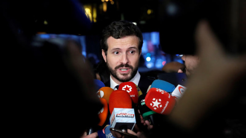 Pablo Casado atiende a los medios de comunicación. (JUAN CARLOS HIDALGO | EFE) Pablo Casado atiende a los medios de comunicación. (JUAN CARLOS HIDALGO | EFE)