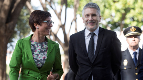 El ministro de Interior, Fernando Grande-Marlaska (derecha), acompañado de la subdelegada del Gobierno en Málaga, María Gámez. | EFE El ministro de Interior, Fernando Grande-Marlaska (derecha), acompañado de la subdelegada del Gobierno en Málaga, María Gámez. | EFE