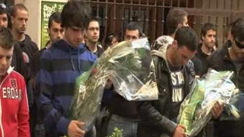 Un millar de personas se concentran en recuerdo de Iñigo Cabacas Un millar de personas se concentran en recuerdo de Iñigo Cabacas