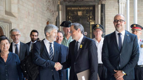 El presidente de la Generalitat,Quim Torra, junto al conseller de Interior Miquel Buch, a la detrecha, saluda al ministro de Interior, Fernando Grande-Marlaska. (MARTA PÉREZ | EFE) El presidente de la Generalitat,Quim Torra, junto al conseller de Interior Miquel Buch, a la detrecha, saluda al ministro de Interior, Fernando Grande-Marlaska. (MARTA PÉREZ | EFE)