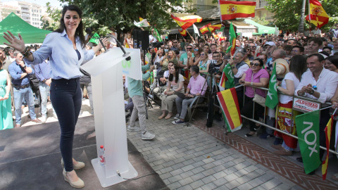 La candidata de vox a la presidencia de Andalucía, Macarena Olona, durante un acto de precampaña electoral celebrado este sábado 28 de mayo de 2022 en la plaza del Campillo en Granada. La candidata de vox a la presidencia de Andalucía, Macarena Olona, durante un acto de precampaña electoral celebrado este sábado 28 de mayo de 2022 en la plaza del Campillo en Granada.