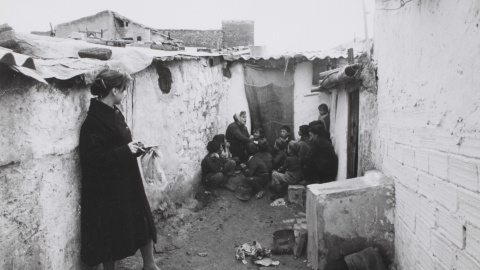 La madre Ángela, junto a un grupo de niños en un callejón del barrio. MUSEO DE HISTORIA DE MADRID La madre Ángela, junto a un grupo de niños en un callejón del barrio. MUSEO DE HISTORIA DE MADRID