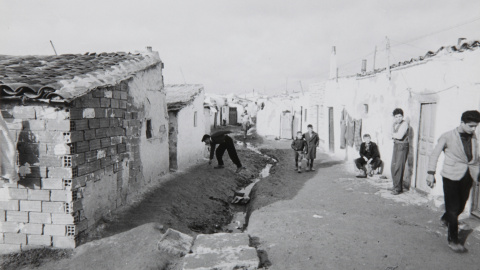 Una de las calles sin asfaltar del barrio, sobre 1960. MUSEO DE HISTORIA DE MADRID Una de las calles sin asfaltar del barrio, sobre 1960. MUSEO DE HISTORIA DE MADRID