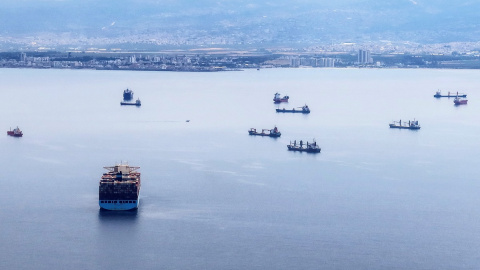 Los barcos navegan junto a la bahía de Haifa en el mar Mediterráneo, en Israel. Los barcos navegan junto a la bahía de Haifa en el mar Mediterráneo, en Israel.