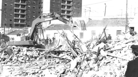 Derribo de chabolas en los años ochenta, con el nuevo barrio de Fontarrón al fondo. VALLECAS TODO CULTURA Derribo de chabolas en los años ochenta, con el nuevo barrio de Fontarrón al fondo. VALLECAS TODO CULTURA