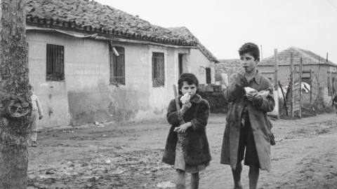 Dos niños del Cerro del Tío Pío, pisando el barro característico del barrio. MUSEO DE HISTORIA DE MADRID Dos niños del Cerro del Tío Pío, pisando el barro característico del barrio. MUSEO DE HISTORIA DE MADRID