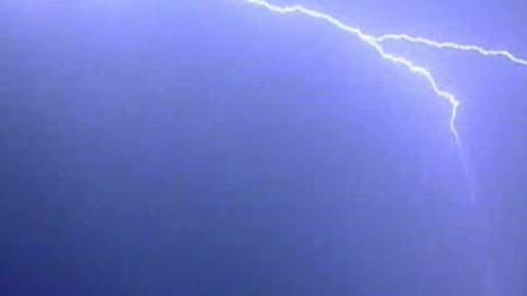 Un hombre resulta herido leve por un rayo en Madrid Un hombre resulta herido leve por un rayo en Madrid