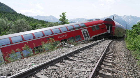 Estado del tren tras el descarrilamiento. Estado del tren tras el descarrilamiento.