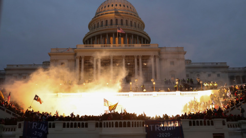 Una explosión en el capitolio durante los disturbios por las protestas de los seguidores de Trump Una explosión en el capitolio durante los disturbios por las protestas de los seguidores de Trump