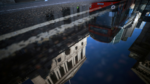 Un autobús en el centro de Londres se refleja en un charco Un autobús en el centro de Londres se refleja en un charco