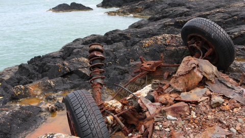 Neumáticos abandonados en una zona costera Neumáticos abandonados en una zona costera