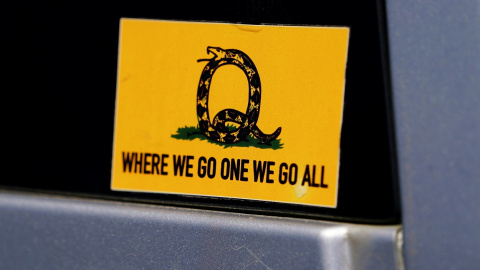 Logo de Qanon en un vehículo Logo de Qanon en un vehículo