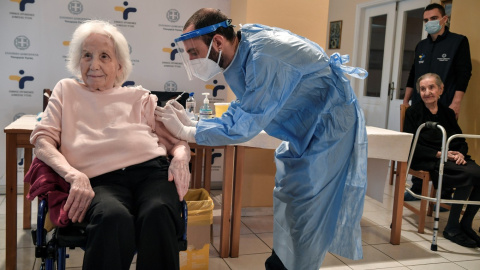 Una anciana recibe una vacuna contra la enfermedad del coronavirus (COVID-19) en un hogar de ancianos en Atenas.